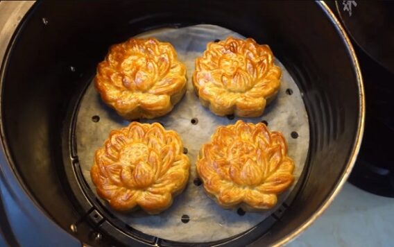 cach lam banh trung thu bang noi chien khong dau